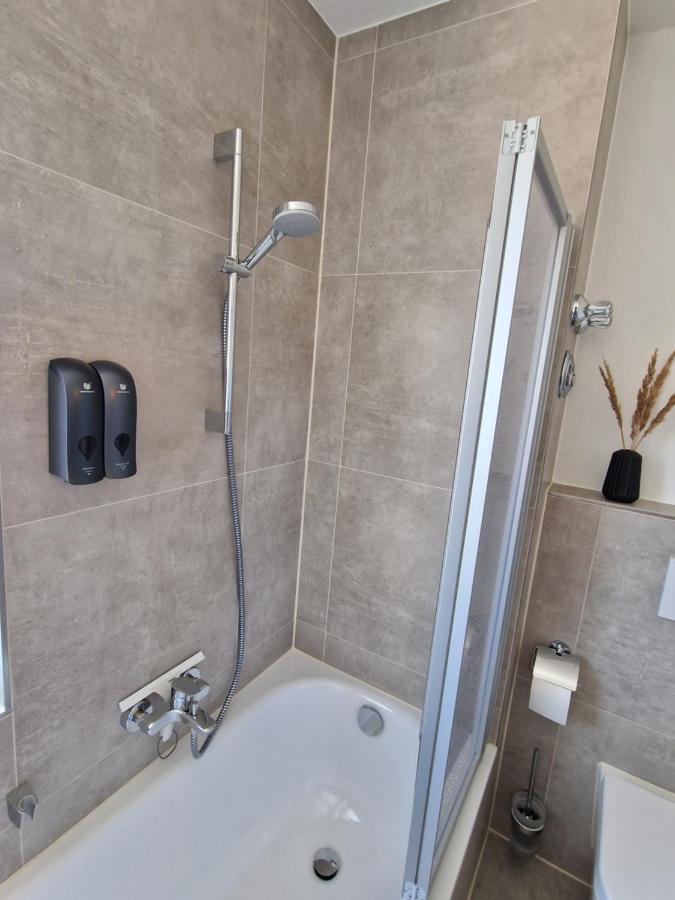 C4S Come4Stay Altoetting - 3-Zi Whg I Zentrale Lage I Parkplatz I Balkon I Wifi I Smarttv I 1 Kingsize, 1 Queensize Bett I Office Arbeitsplatz I Wohnbereich Mit Couch Und Essbereich I Voll Ausgestattete Kueche I Nespresso Экстерьер фото