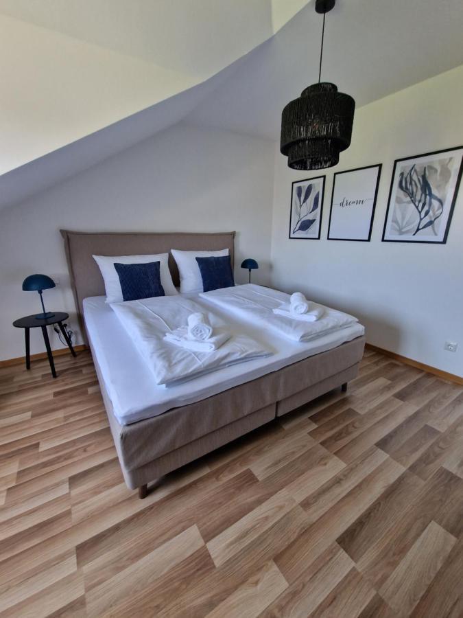 C4S Come4Stay Altoetting - 3-Zi Whg I Zentrale Lage I Parkplatz I Balkon I Wifi I Smarttv I 1 Kingsize, 1 Queensize Bett I Office Arbeitsplatz I Wohnbereich Mit Couch Und Essbereich I Voll Ausgestattete Kueche I Nespresso Экстерьер фото