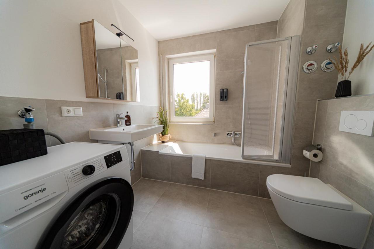 C4S Come4Stay Altoetting - 3-Zi Whg I Zentrale Lage I Parkplatz I Balkon I Wifi I Smarttv I 1 Kingsize, 1 Queensize Bett I Office Arbeitsplatz I Wohnbereich Mit Couch Und Essbereich I Voll Ausgestattete Kueche I Nespresso Экстерьер фото