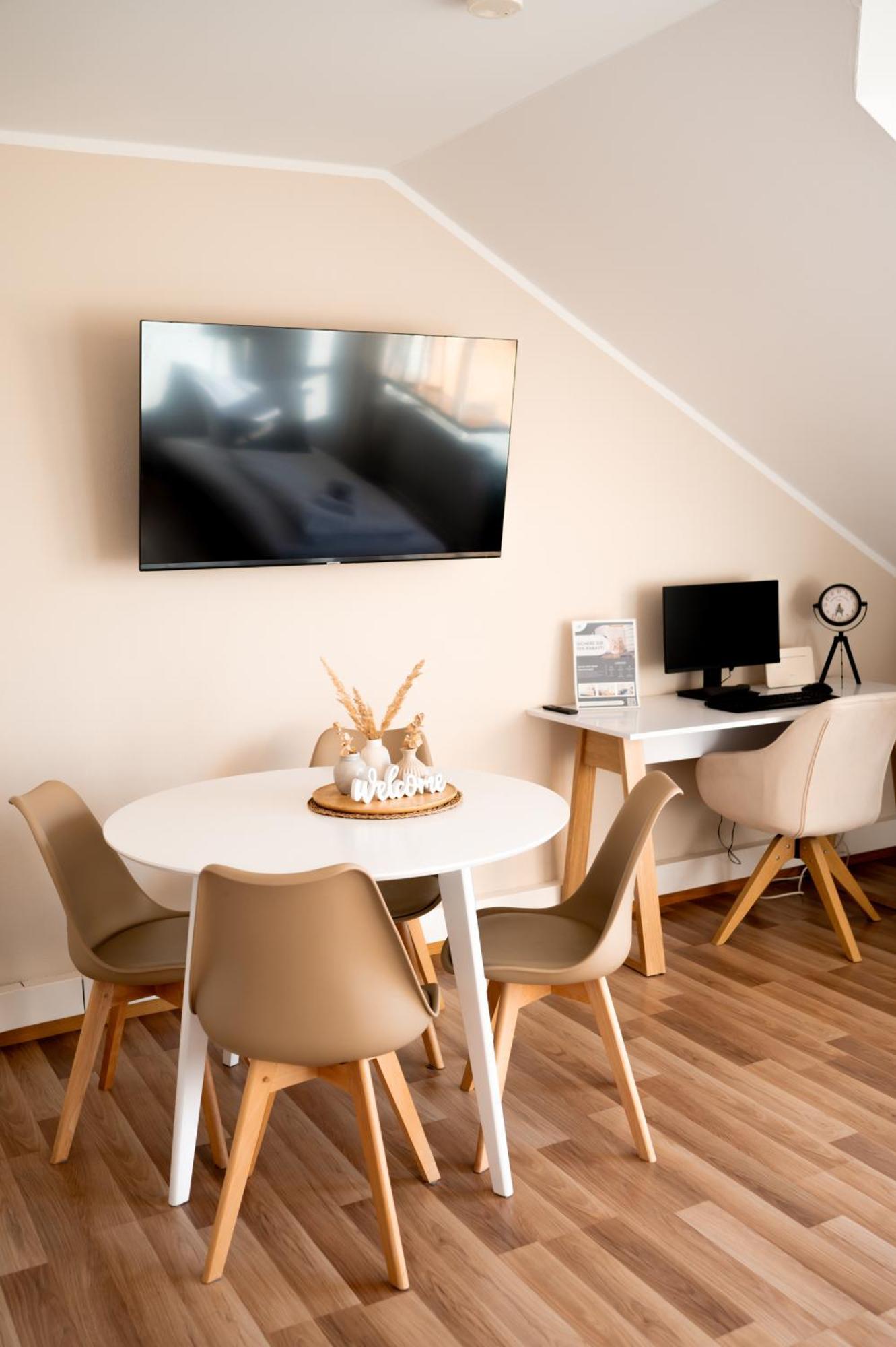 C4S Come4Stay Altoetting - 3-Zi Whg I Zentrale Lage I Parkplatz I Balkon I Wifi I Smarttv I 1 Kingsize, 1 Queensize Bett I Office Arbeitsplatz I Wohnbereich Mit Couch Und Essbereich I Voll Ausgestattete Kueche I Nespresso Экстерьер фото